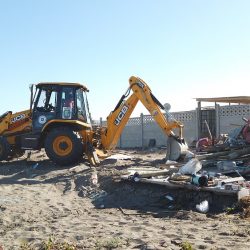 Municipio procede a desalojo y demolición en Playas Blancas